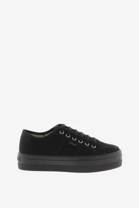 Sneakers made with 100% organic cotton.